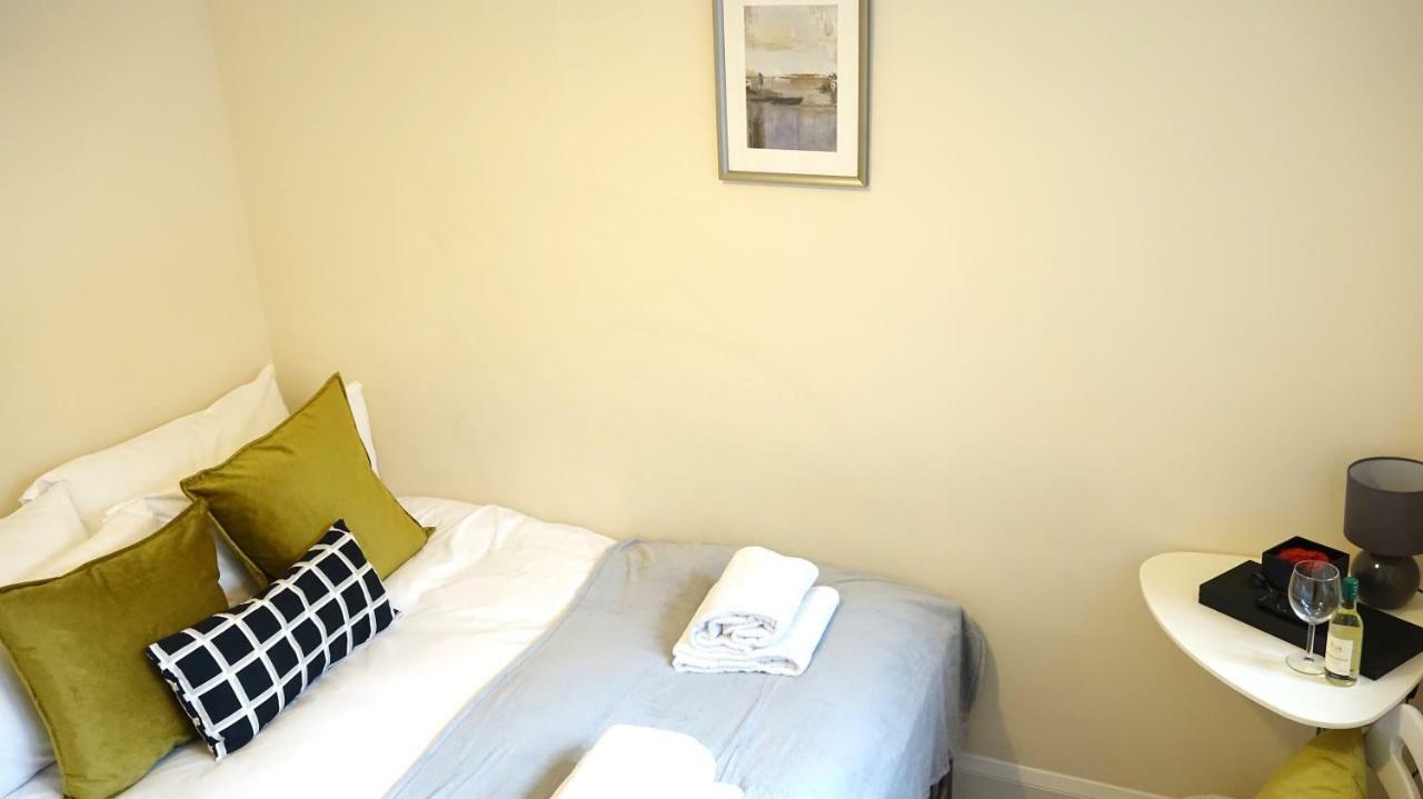 Heathrow Ensuite Rooms- Auto Check In London Eksteriør bilde