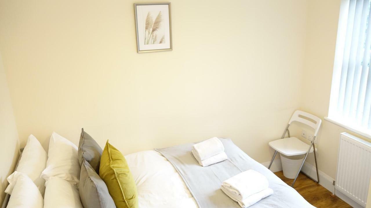 Heathrow Ensuite Rooms- Auto Check In London Eksteriør bilde