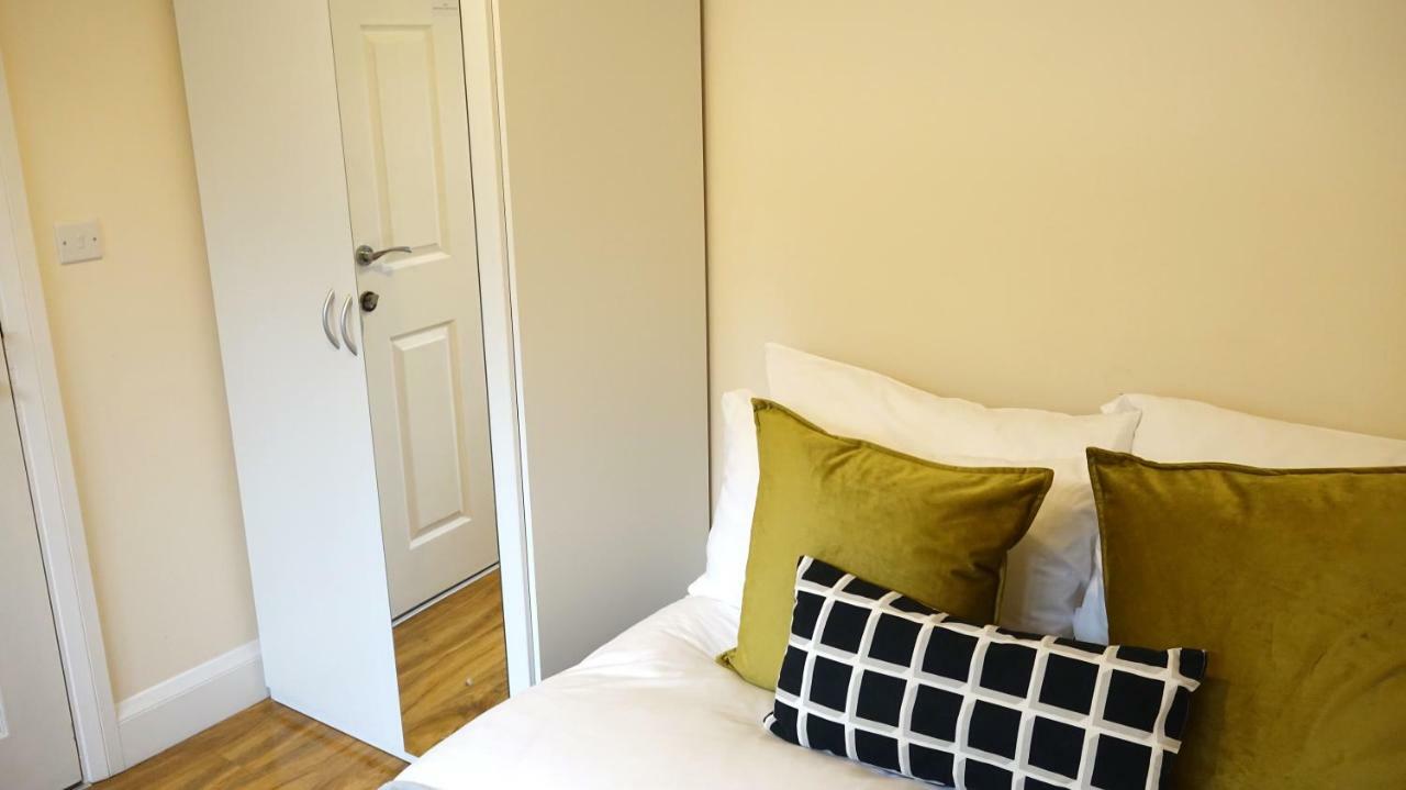 Heathrow Ensuite Rooms- Auto Check In London Eksteriør bilde